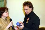 Blaricum 29 april 2004
Marco Borsato krijgt Koninklijke onderscheiding. Marco Met  burgemeester