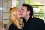 Blaricum 29 april 2004
Marco Borsato krijgt Koninklijke onderscheiding. Marco Met  zijn moeder Mary Borsato kussend