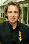 Blaricum 29 april 2004
Marco Borsato krijgt Koninklijke onderscheiding. Marco Met familie en vrienden.