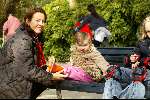 Amsterdam 12 april 2004
Marjolein Keunig met dochtertje in Vondelpark.