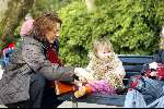 Amsterdam 12 april 2004
Marjolein Keunig met dochtertje in Vondelpark.