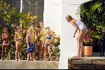 Curacao 13 augustus 2002
Prinses Maxima in gesprek met een aantal kinderen