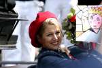 Groningen 30 april 2004
Koninginnedag 2004 in Warffum (Groningen)
Prinses Maxima met tekening in koets