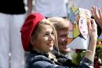 Groningen 30 april 2004
Koninginnedag 2004 in Warffum (Groningen)
Prinses Maxima met tekening in koets
