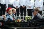Groningen 30 april 2004
Koninginnedag 2004 in Warffum (Groningen)
Prinses Maxima  met Prins Willem Alexander en Koningin beatrix in  koets