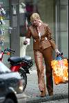 Amsterdam3 april 2004
Monique Collignon  op straat met boodschappen en koffie