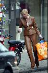 Amsterdam3 april 2004
Monique Collignon  op straat met boodschappen en koffie