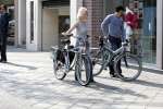 Amsterdam 28 april 2004
Monique Sluyter op PC Hooftstraat met vriend en fiets