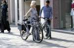 Amsterdam 28 april 2004
Monique Sluyter op PC Hooftstraat met vriend en fiets