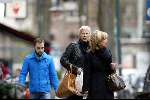Amsterdam 10 april 2004
Monique des Bouvrie winkelen met moeder op Cornelis Schuytstraat