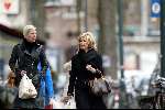 Amsterdam 10 april 2004
Monique des Bouvrie winkelen met moeder op Cornelis Schuytstraat