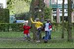 Muiderberg 5 april 2004
Huis Richard Krajicek aan de Brink waar een schietpartij is geweest. Kinderen voetballen op de Brink