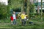 Muiderberg 5 april 2004
Huis Richard Krajicek aan de Brink waar een schietpartij is geweest. Kinderen voetballen op de Brink