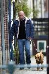 Amsterdam 6 april 2004
Paul de Leeuw hond uitlaten