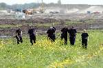 Vinkeveen 22 april 2004
De politie zoekt naar iets naast de A2 bij Vinkeveen
Zoekaktie