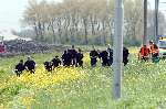 Vinkeveen 22 april 2004
De politie zoekt naar iets naast de A2 bij Vinkeveen
Zoekaktie