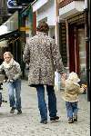 Amsterdam 10 april 2004
Prins Bernhard jr met Isabelle   op Cornelis Schuytstraat