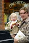 Amsterdam 10 april 2004
Prins Bernhard jr met Isabelle   op Cornelis Schuytstraat