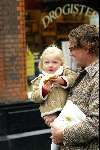Amsterdam 10 april 2004
Prins Bernhard jr met Isabelle   op Cornelis Schuytstraat