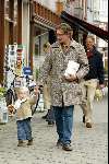Amsterdam 10 april 2004
Prins Bernhard jr met Isabelle   op Cornelis Schuytstraat