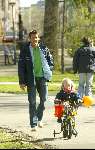 Amsterdam 12 april 2004
Prins Maurits Prinses Marilene Lucas en Anna in het Vondelpark. 1e stapjes van Lucas v Vollenhoven