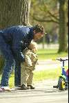 Amsterdam 12 april 2004
Prins Maurits Prinses Marilene Lucas en Anna in het Vondelpark. 1e stapjes van Lucas v Vollenhoven