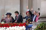 Warffum 30 april 2004
Koninginnedag 2004 in Warffum (Groningen)
Prins Willem Alexander Maxima Koningin Beatrix Pieter v Vollenhoven Prinses Marriet en Jacques Wallage