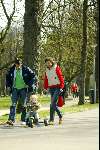 Amsterdam 12 april 2004
Prins Maurits Prinses Marilene Lucas en Anna in het Vondelpark. 1e stapjes van Lucas v Vollenhoven