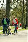 Amsterdam 12 april 2004
Prins Maurits Prinses Marilene Lucas en Anna in het Vondelpark. 1e stapjes van Lucas v Vollenhoven