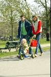 Amsterdam 12 april 2004
Prins Maurits Prinses Marilene Lucas en Anna in het Vondelpark. 1e stapjes van Lucas v Vollenhoven