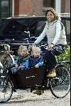 Amsterdam 16 april 2004
Prinses Marilene met Anna en Lucas in bakfiets
