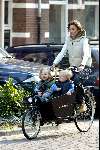 Amsterdam 16 april 2004
Prinses Marilene met Anna en Lucas in bakfiets