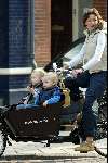 Amsterdam 16 april 2004
Prinses Marilene met Anna en Lucas in bakfiets