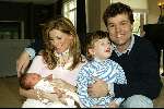 Amsterdam 4 april 2004
Reinout Oerlemans met Danielle Overgaag en zoontje Thijmen en dochtertje Fiene