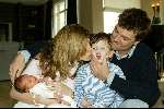 Amsterdam 4 april 2004
Reinout Oerlemans met Danielle Overgaag en zoontje Thijmen en dochtertje Fiene