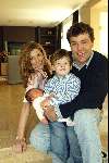 Amsterdam 4 april 2004
Reinout Oerlemans met Danielle Overgaag en zoontje Thijmen en dochtertje Fiene