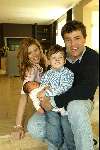 Amsterdam 4 april 2004
Reinout Oerlemans met Danielle Overgaag en zoontje Thijmen en dochtertje Fiene
