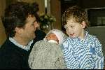 Amsterdam 4 april 2004
Reinout Oerlemans met zoontje Thijmen en dochtertje Fiene