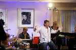 Blaricum 15 april 2004
Rene Froger geeft concert in zijn eigen huis.
Rene Froger