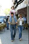 Amsterdam 22 april 2004
Richard Krajicek met Emma en Daphne Deckers op de pc hooftstraat. Deze dag zijn ze 10 jaar bij elkaar