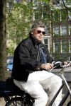 Amsterdam 26 april 2004
Rob  Oudkerk rijdt op fiets door het rode licht