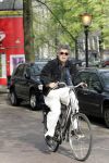 Amsterdam 26 april 2004
Rob  Oudkerk rijdt op fiets door het rode licht