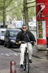 Amsterdam 26 april 2004
Rob  Oudkerk rijdt op fiets door het rode licht