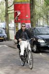 Amsterdam 26 april 2004
Rob  Oudkerk rijdt op fiets door het rode licht