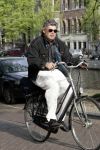 Amsterdam 26 april 2004
Rob  Oudkerk rijdt op fiets door het rode licht