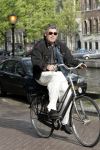 Amsterdam 26 april 2004
Rob  Oudkerk rijdt op fiets door het rode licht