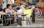 Muiden 27 april 2004
Rob Oudkerk met een vrouw op terras van Ome Ko