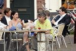 Muiden 27 april 2004
Rob Oudkerk met een vrouw op terras van Ome Ko