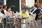 Muiden 27 april 2004
Rob Oudkerk met een vrouw op terras van Ome Ko