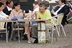 Muiden 27 april 2004
Rob Oudkerk met een vrouw op terras van Ome Ko